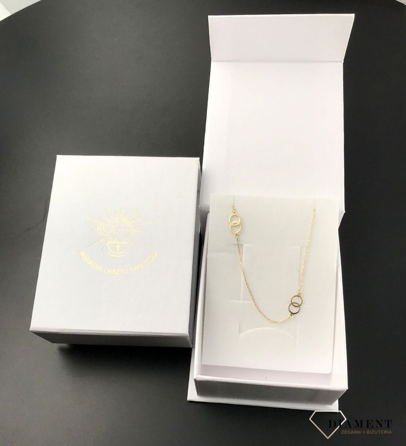 Opakowanie do biżuterii 'Pamiątka Chrztu Świętego'. Kolczyki, łańcuszki, pierścionki oraz bransoletki to doskonały pomysł na prezent dla dziecka na Chrdfdsf z napisem Pamiątka Chrztu.jpg